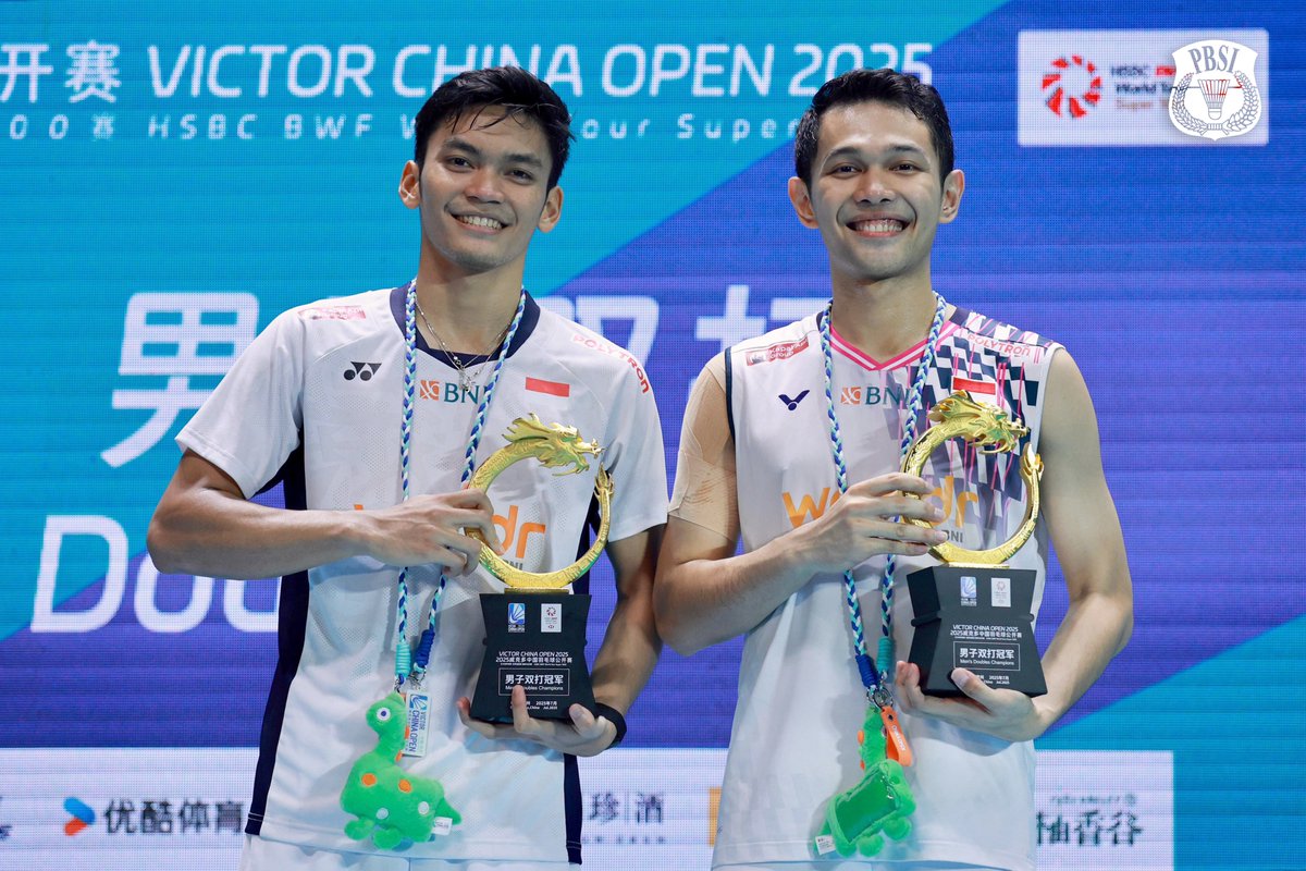 INABadminton's tweet image. Podium ganda putra China Open 2025.

🥇 Fajar Alfian/Muhammad Shohibul Fikri 🇮🇩
🥈 Aaron Chia/Soh Wooi Yik 🇲🇾

Selamat untuk semua!

#BadmintonIndonesia #ChinaOpen2025