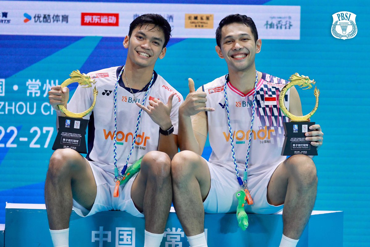 INABadminton's tweet image. Podium ganda putra China Open 2025.

🥇 Fajar Alfian/Muhammad Shohibul Fikri 🇮🇩
🥈 Aaron Chia/Soh Wooi Yik 🇲🇾

Selamat untuk semua!

#BadmintonIndonesia #ChinaOpen2025