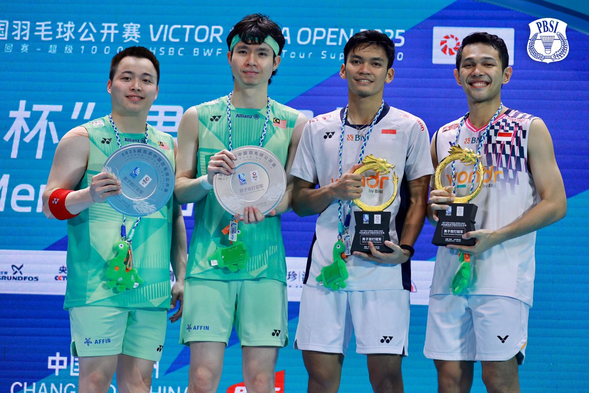 INABadminton's tweet image. Podium ganda putra China Open 2025.

🥇 Fajar Alfian/Muhammad Shohibul Fikri 🇮🇩
🥈 Aaron Chia/Soh Wooi Yik 🇲🇾

Selamat untuk semua!

#BadmintonIndonesia #ChinaOpen2025