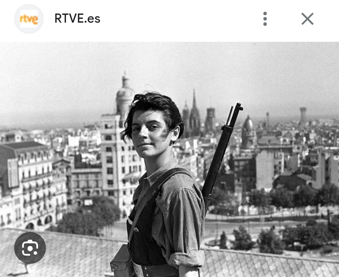 Por toda Varsovia me topo con un cartel que convoca a la conmemoración del alzamiento contra la ocupación alemana (nazi) el 1 de agosto de 1944.
La imagen recuerda extraordinariamente la de la miliciana Marina Ginestà, en una azotea de Barcelona en julio de 1936.