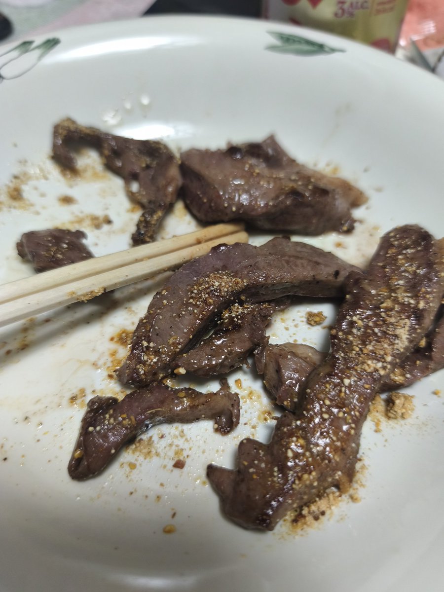 yokoyaki1985's tweet image. อิอั๊คติดลาบมาก กุจะบ้า มันถึงได้ยอมนั่งรถไฟไปซื้อผงลาบกับกุถึงชินจูกุ ละมันย่างหัวใจวัวใส่ผงลาบกินเองละ บ่นอู๊ดอี๊ด ยี่ห้อนี้ไม่อร่อยเหมือนโลโบ้เลย ทำไมมึงไม่ซื้อโลโบ้วะ แพงกว่ากันไม่กี่เยนเอง