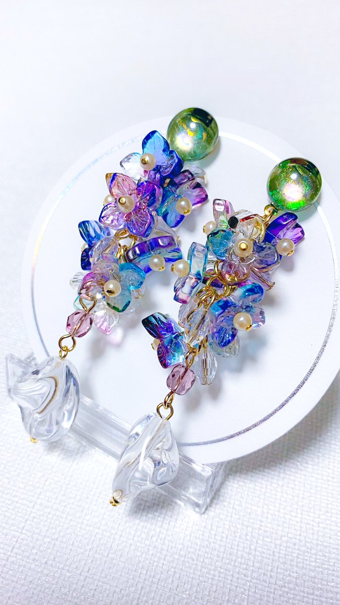 shica_design's tweet image. チャームが可愛い💓
カラーチェンジガラスを使用したイヤリングです。
チャームに重みがあるのでイヤリングのみの展開となります。