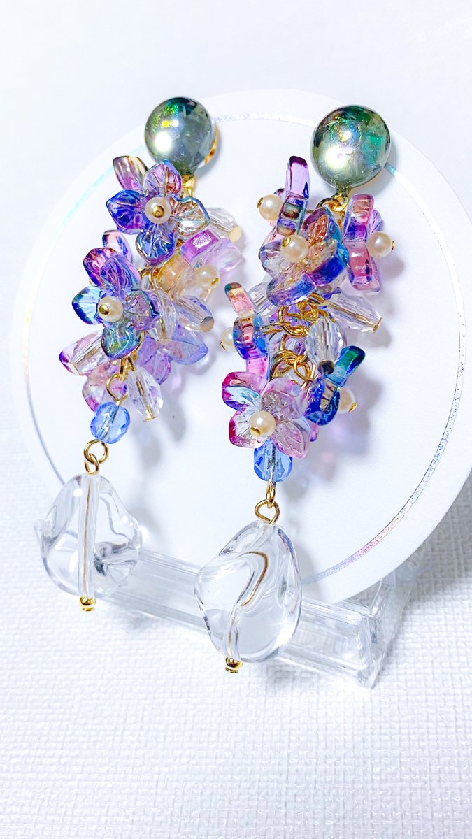 shica_design's tweet image. チャームが可愛い💓
カラーチェンジガラスを使用したイヤリングです。
チャームに重みがあるのでイヤリングのみの展開となります。