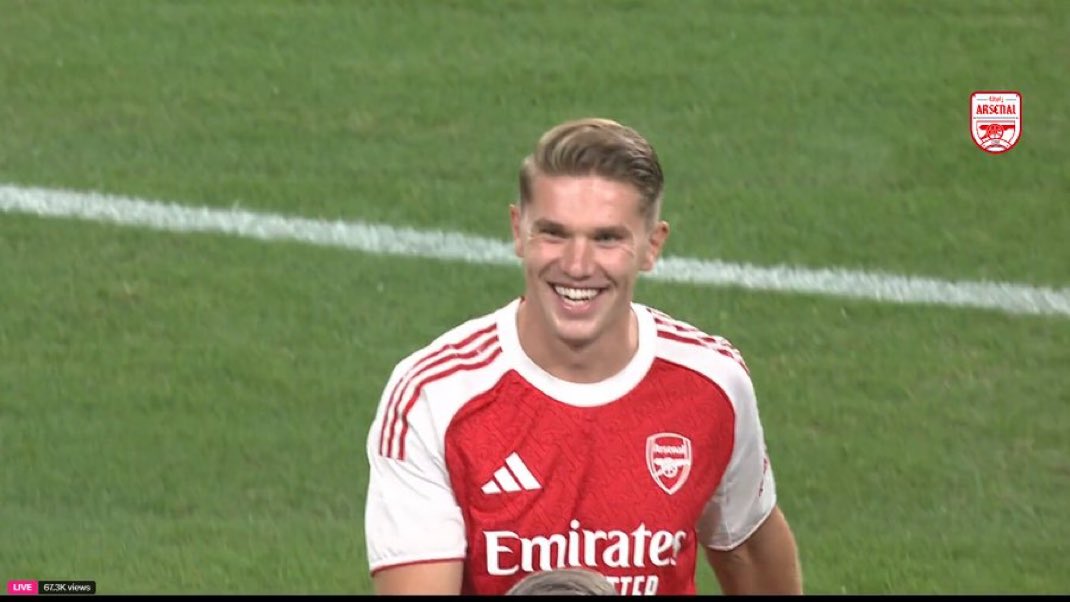 AFC__Xtra's tweet image. Viktor Gyökeres all smiles as he’s presented to the Arsenal fans in Singapore
PC: @AFC_Capital