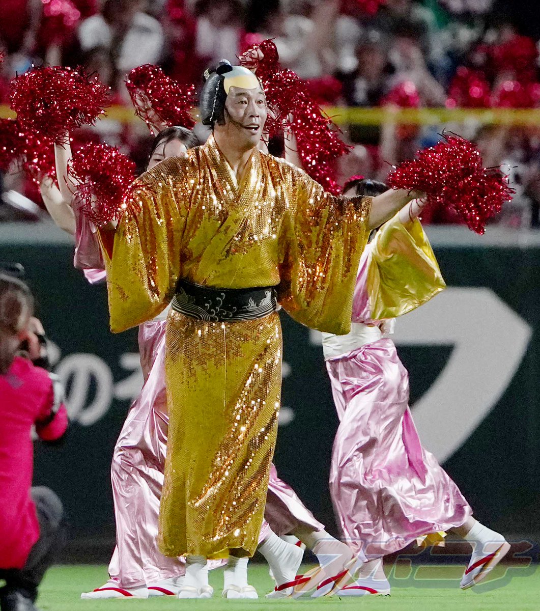 Sponichi_Photo's tweet image. ＜ #カープ vs #ジャイアンツ ＞５回終了後、 #マツケンサンバII を披露する #天谷宗一郎  （撮影・沢田　明徳） #NPB #広島 #巨人