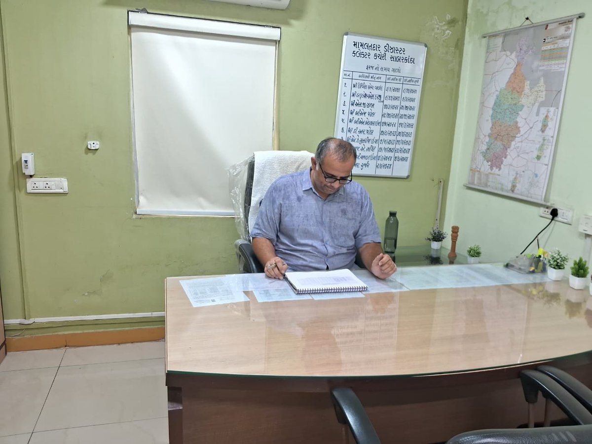 airnews_abad's tweet image. #SabarKantha #DisasterControl #Rain #RainUpdate 

સાબરકાંઠા જિલ્લા કલેક્ટરે વરસાદને પગલે ડિઝાસ્ટર કંટ્રોલ રૂમની મુલાકાત લીધી 

એલર્ટ મોડ પર રહીને વરસાદી સ્થિતિ પર નજર રાખવા તંત્રને સૂચના આપી

@CollectorSK @InfoGujarat 

#AIRPics : યોગેશ સથવારા