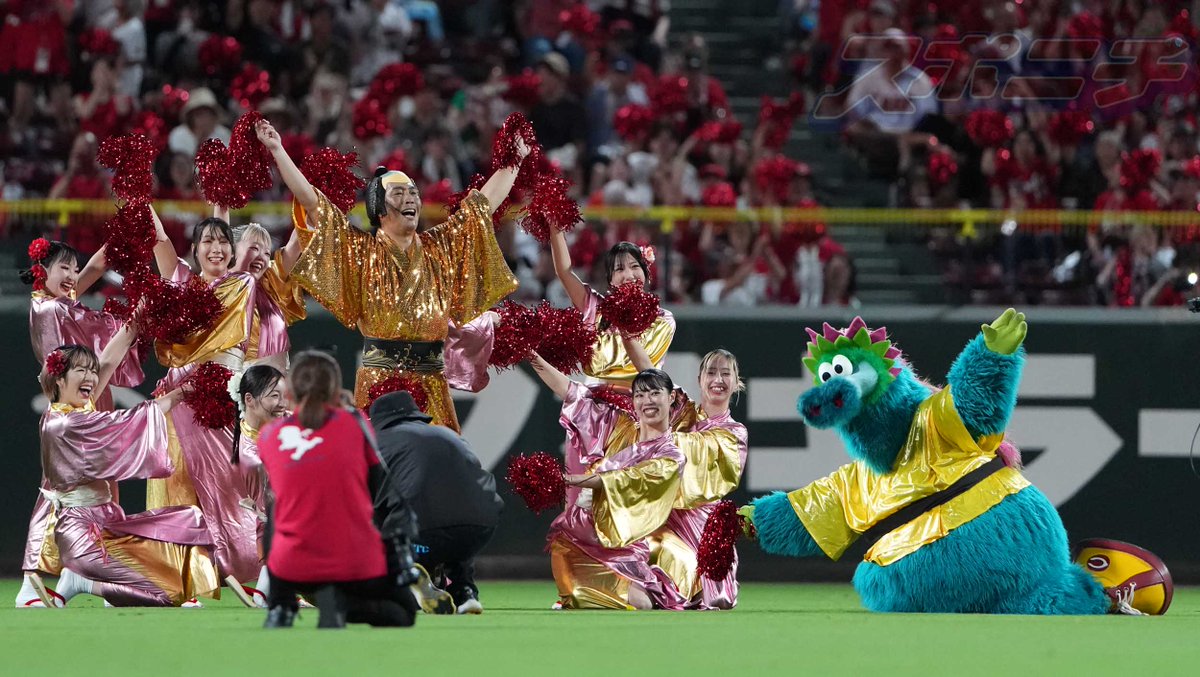 Sponichi_Photo's tweet image. ＜ #カープ vs #ジャイアンツ ＞５回終了後、 #マツケンサンバII を披露する #天谷宗一郎  （撮影・沢田　明徳） #NPB #広島 #巨人