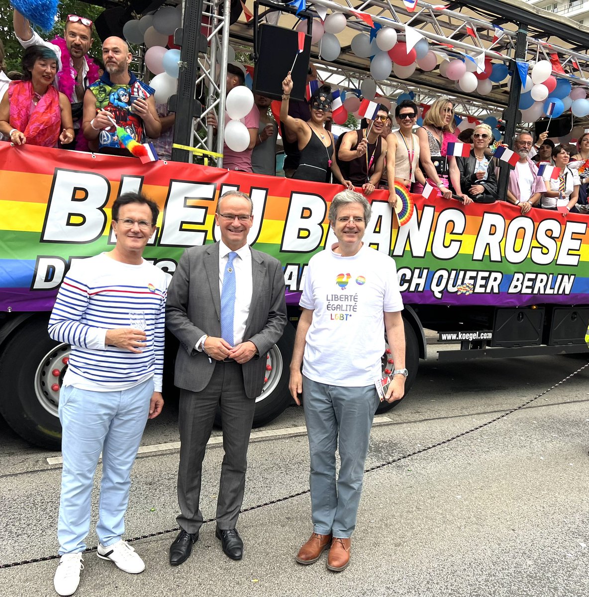 pthibaut's tweet image. À la marche des fiertés berlinoise #CSDBerlin hier devant le char de l’association @bleublancrose avec le ministre de l’Europe @GuntherKrichba3 et @Amb_Delattre @FranzBotschaft