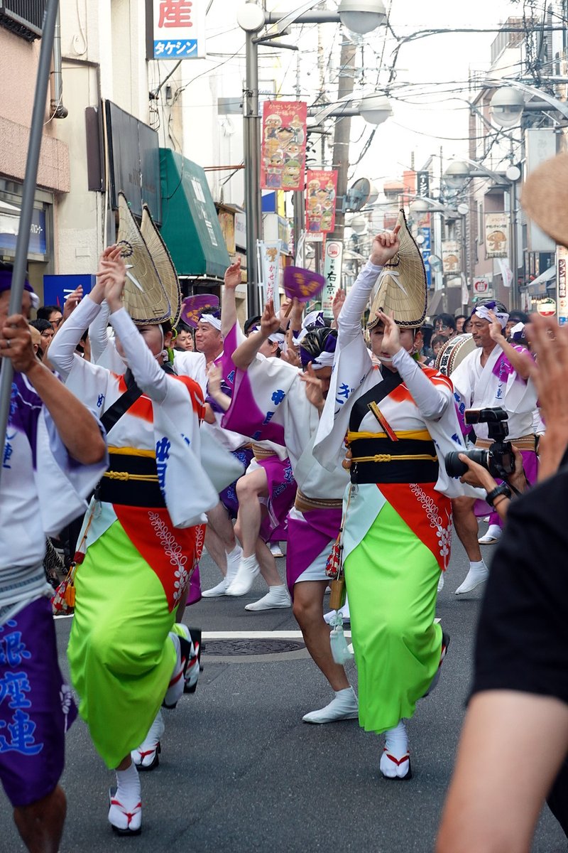 chackn3064's tweet image. 今日は地元で阿波踊りをやってたので、ちょっと見てきた。
2/2

#阿波踊り 
#目黒銀座連 

もっといくつも出てるけどね。
