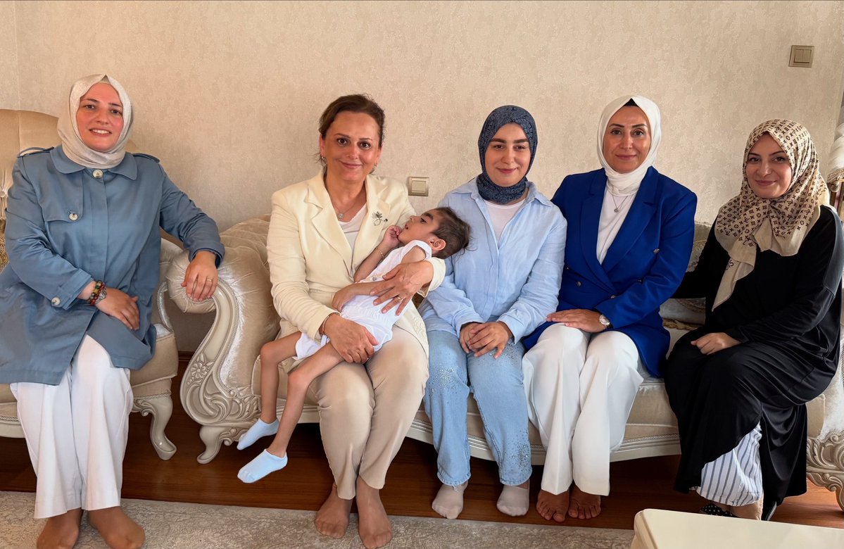 ayfercihan's tweet image. 📍Fatih Mahallesi
Birbirinden özel iki evladın fedakâr annesi Nebahat Hanım’ı, Büyükşehir Belediye Başkanımız Sayın Ahmet Metin Genç’in kıymetli eşi Arzu Aydın Genç Hanımefendi ve Ortahisar Kadın Kolları Başkanımız Gülsüm İmamoğlu ile birlikte ziyaret ettik.
Hayatı; ev ve…