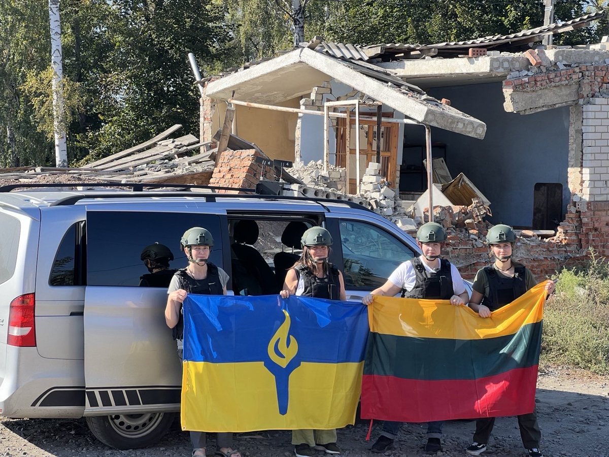 LTembassyUA's tweet image. Today, on #MedicalWorkersDay in Ukraine, we honor every selfless doctor, combat medic, nurse & medical professional who saves lives despite great danger. Grateful and committed, 🇱🇹medical workers volunteer to stand beside you—to help save defenders and the civilians they protect.