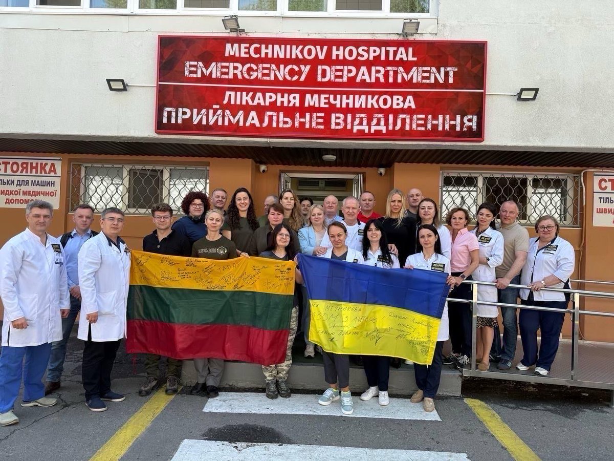 LTembassyUA's tweet image. Today, on #MedicalWorkersDay in Ukraine, we honor every selfless doctor, combat medic, nurse & medical professional who saves lives despite great danger. Grateful and committed, 🇱🇹medical workers volunteer to stand beside you—to help save defenders and the civilians they protect.