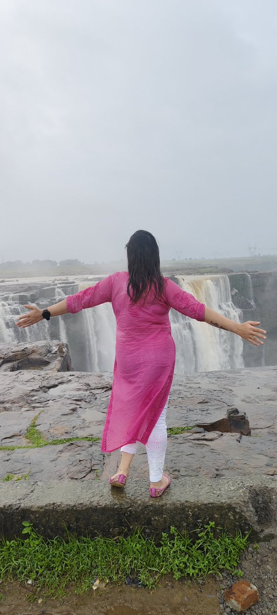 #लफ़्ज़_दिल_से

कुछ सफ़र ऐसे भी
करती हूं ,,
हसरतों की फिज़ाओं में 
जी भर के निखरती हूं!!
😍😍☔☔