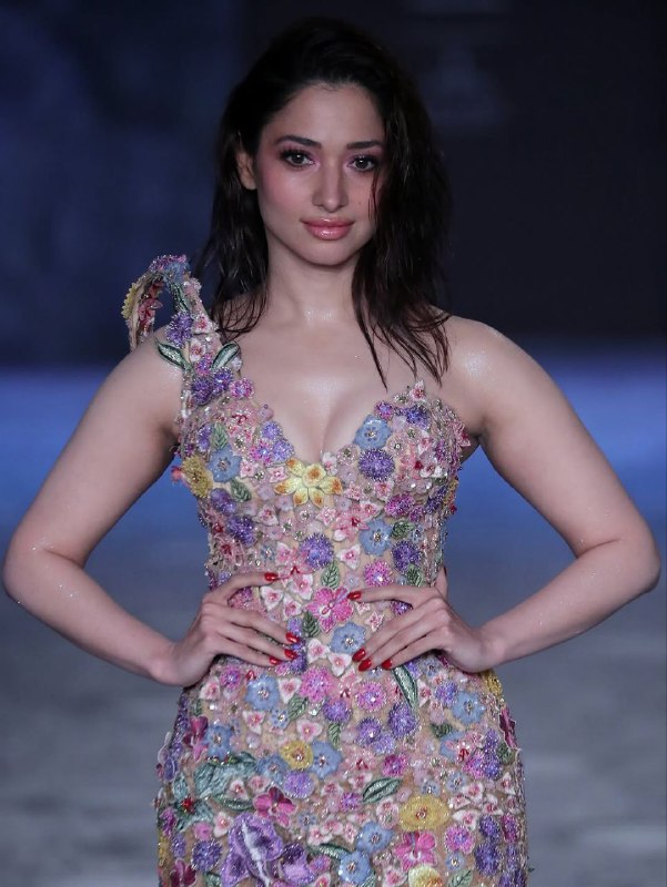 Dark_Arrow9's tweet image. She Shines #TamannaahBhatia 😍