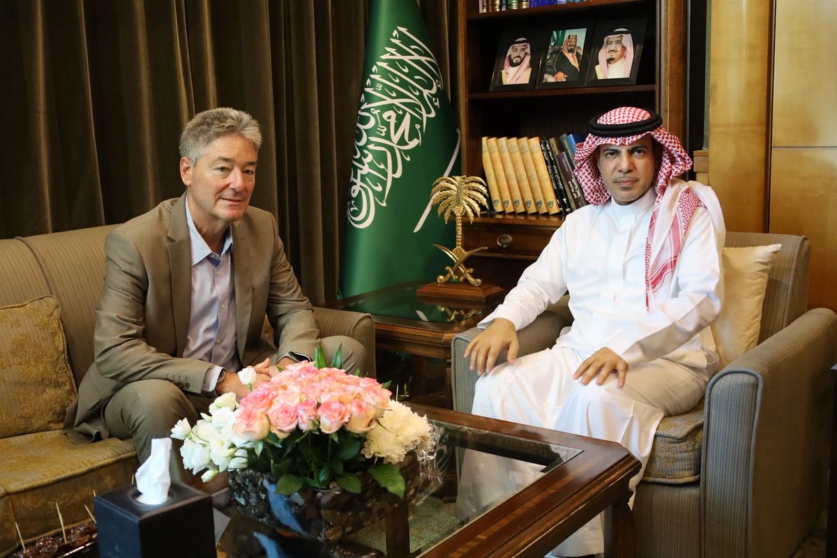 استقبل سعادة سفير خادم الحرمين الشريفين في سوريا د. #فيصل_المجفل، سعادة القائم بالأعمال لبعثة الاتحاد الأوروبي لدى سوريا السيد ميخائيل أونماخت، وجرى خلال اللقاء مناقشة الموضوعات ذات الاهتمام المشترك.