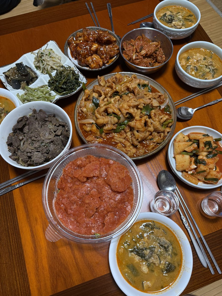Galmeck2nya's tweet image. 세계3차대전급 잡종 엄마표식탁

양념치킨
소고기볶음
닭발
물회
장어국

미친다 ㅋㅋㅋㅋ