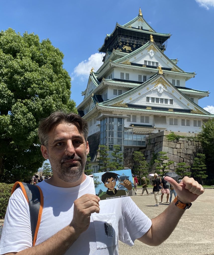 Recreando escenas de anime: Detective Conan

En Osaka vi a dos chicos haciéndose fotos con esta postal de Heiji Hattori con el Castillo de fondo. Les pedí si me la podían dejar para la foto y dijeron que era un placer encontrarse a otros fans de este anime

#DetectiveConan