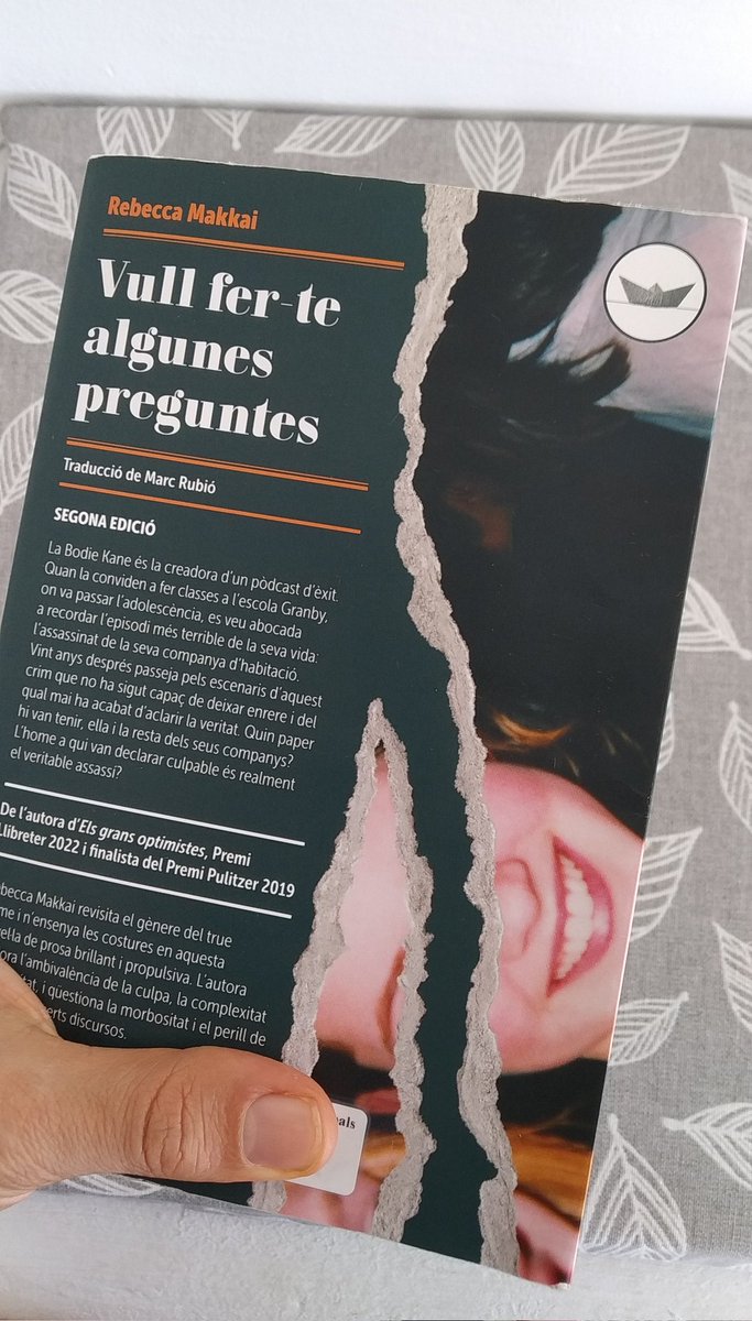 Just he acabat Vull fer-te algunes preguntes de Rebecca Makkai. Brutal com a ritme de thriller, amb una prosa incisiva i una versemblança aclaparadora, l'autora esbudella el gènere del true crime i enfronta el jo adult amb el jo adolescent en la cerca d'una veritat esmunyedissa.