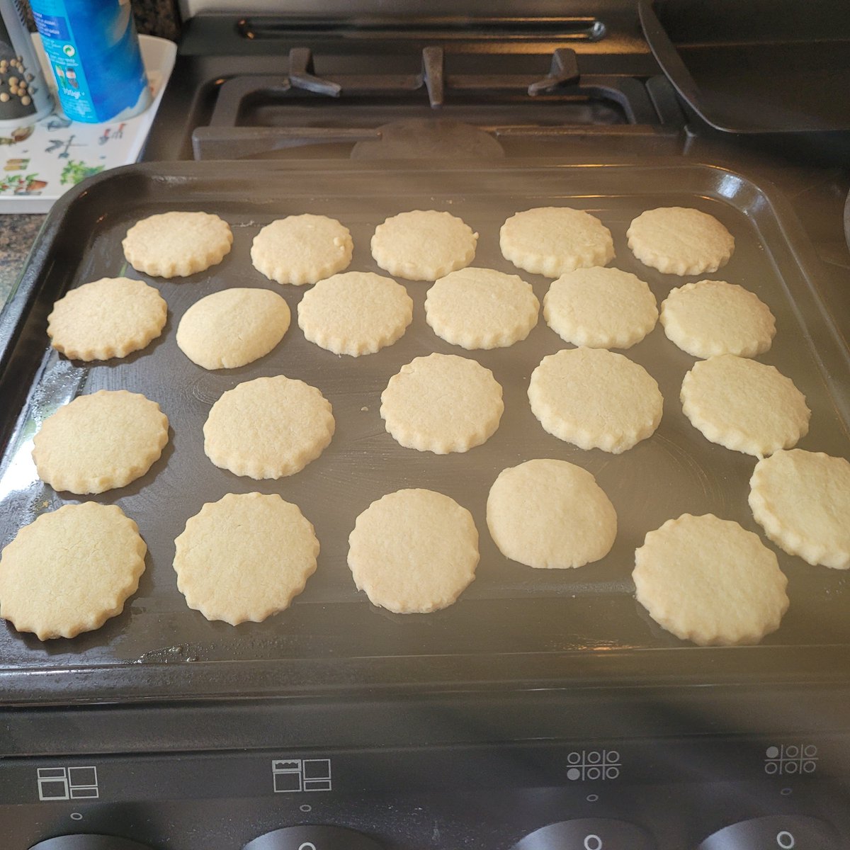 Lloyd2Dee's tweet image. Ugh......this is the 4th tray of shortbread biscuits I've done this morning. Fed up now...🤪