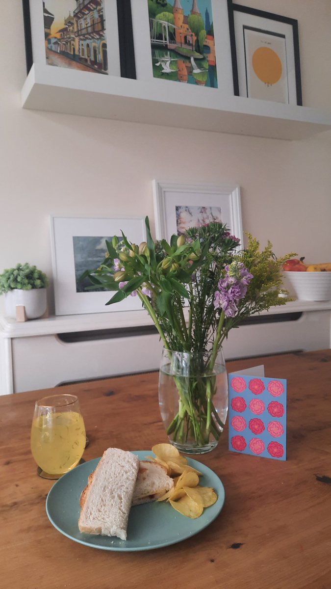 NJSimmondsbooks's tweet image. Moved back to the UK one week ago today and I'm about 90% unpacked. Enjoying a cheddar cheese and pickle sarnie with Walkers crisps, all the things I've gone without. And look at the pretty flowers author friend Anna Day sent me. Loving life 💕