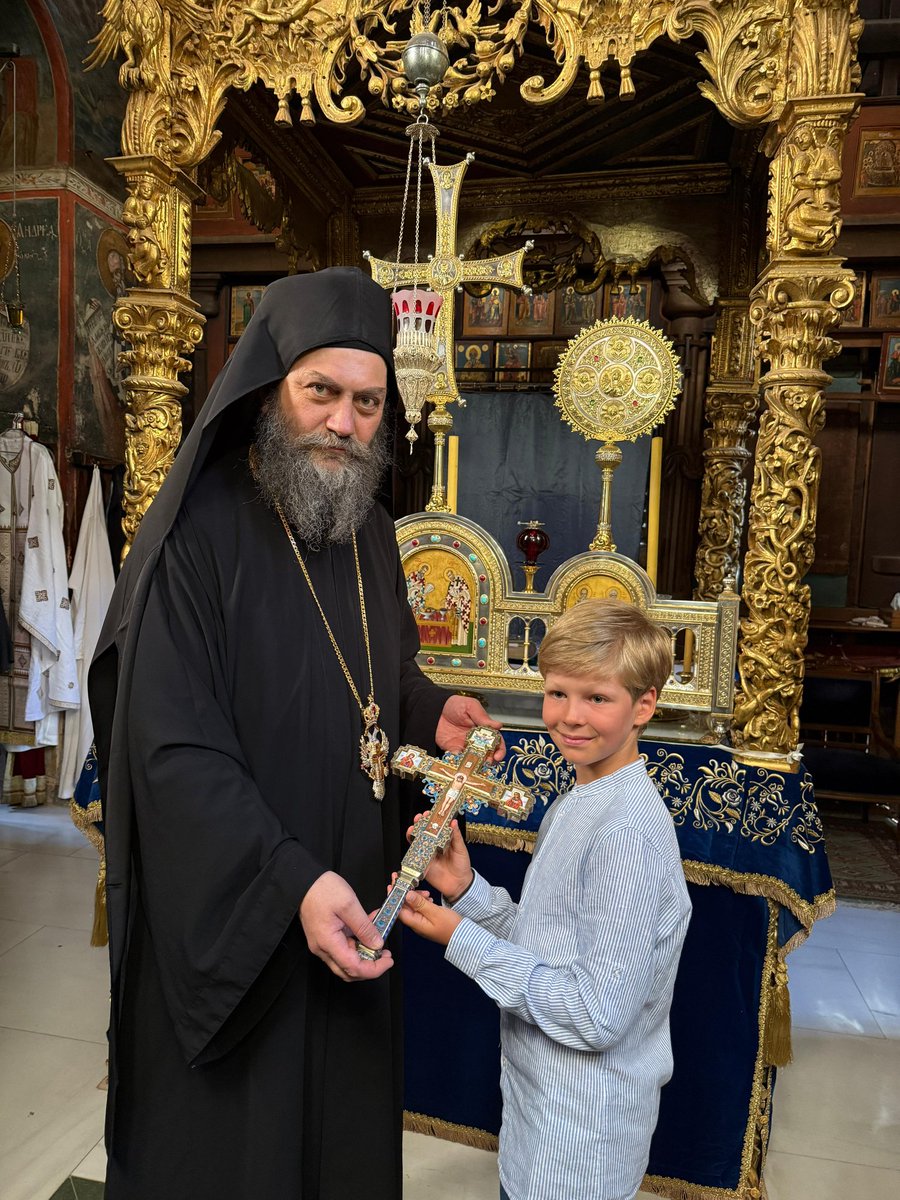 PrincFilip1's tweet image. Током боравка у Манастиру Хиландару, доживели смо тренутак који за мене има дубоко духовно и историјско значење.
Мој син, принц Стефан, по први пут је крочио у ово свето место. У његовим рукама налази се сребрни крст који је мој чукундеда, краљ Петар I, даровао Хиландару 29.…
