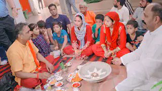 सोनिया खान बनी सोनिया चौधरी 

मुस्लिम महिलाओं ने अपनाया हिंदू धर्म।

दिल्ली से सटे गाजियाबाद में दो मुस्लिम महिलाओं ने सनातन धर्म को अपनाकर नए जीवन की शुरुआत की है।

सोनिया खान अब सोनिया चौधरी बन चुकी हैं, वहीं खुशबू खान अब खुशबू साहो के नाम से जानी जाएंगी।

दोनों महिलाओं ने