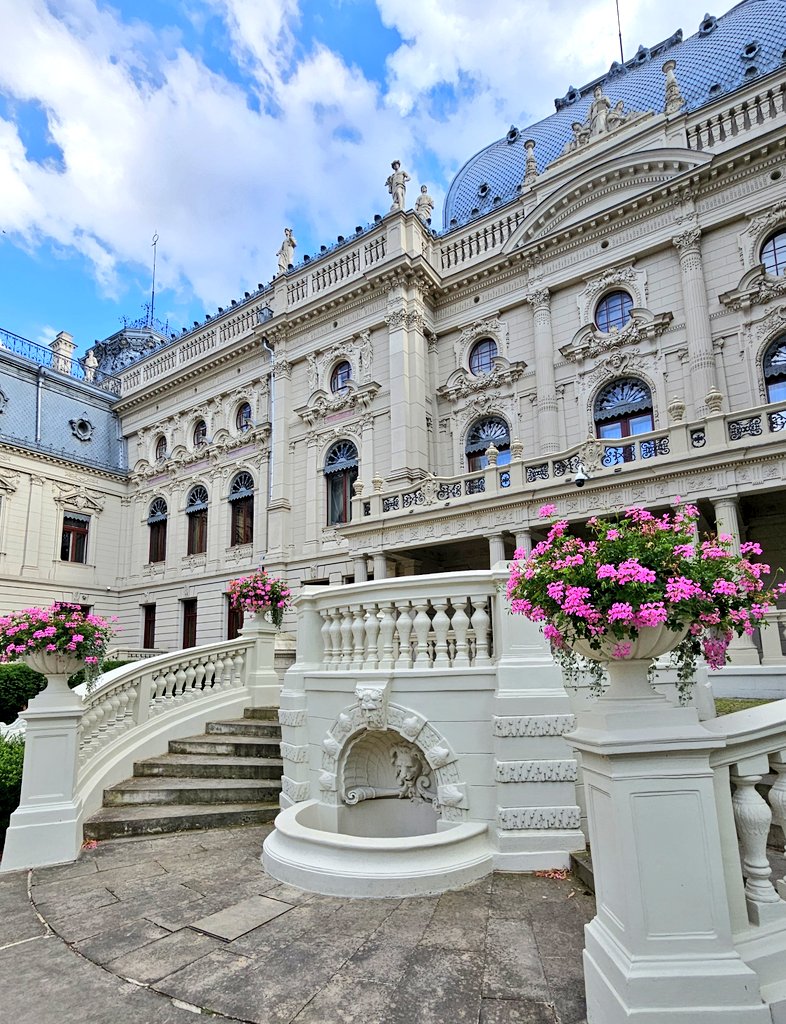 W nadchodzącym tygodniu, po prawie dwóch latach, żegnam się z Łodzią - miastem, które zostaje ze mną na dłużej niż na czas zawodowego rozdziału.
  
<a href="/Miasto_Lodz/">Łódź</a> to nie tylko tło, ale prawdziwy bohater codzienności - miasto czterech kultur, kontrastów i ludzi, którzy nieustannie