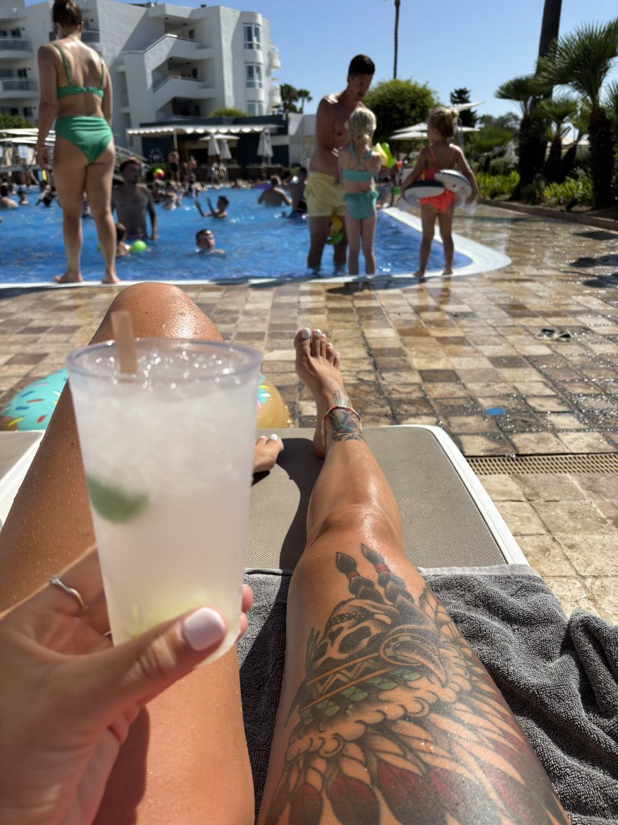 Derbydag ⚽️ kjenne på fomo å skulle gjerne vært med på mørkeblått kaos. 
Frem med drakt å ipad her på Mallorca 🤙🏻☀️