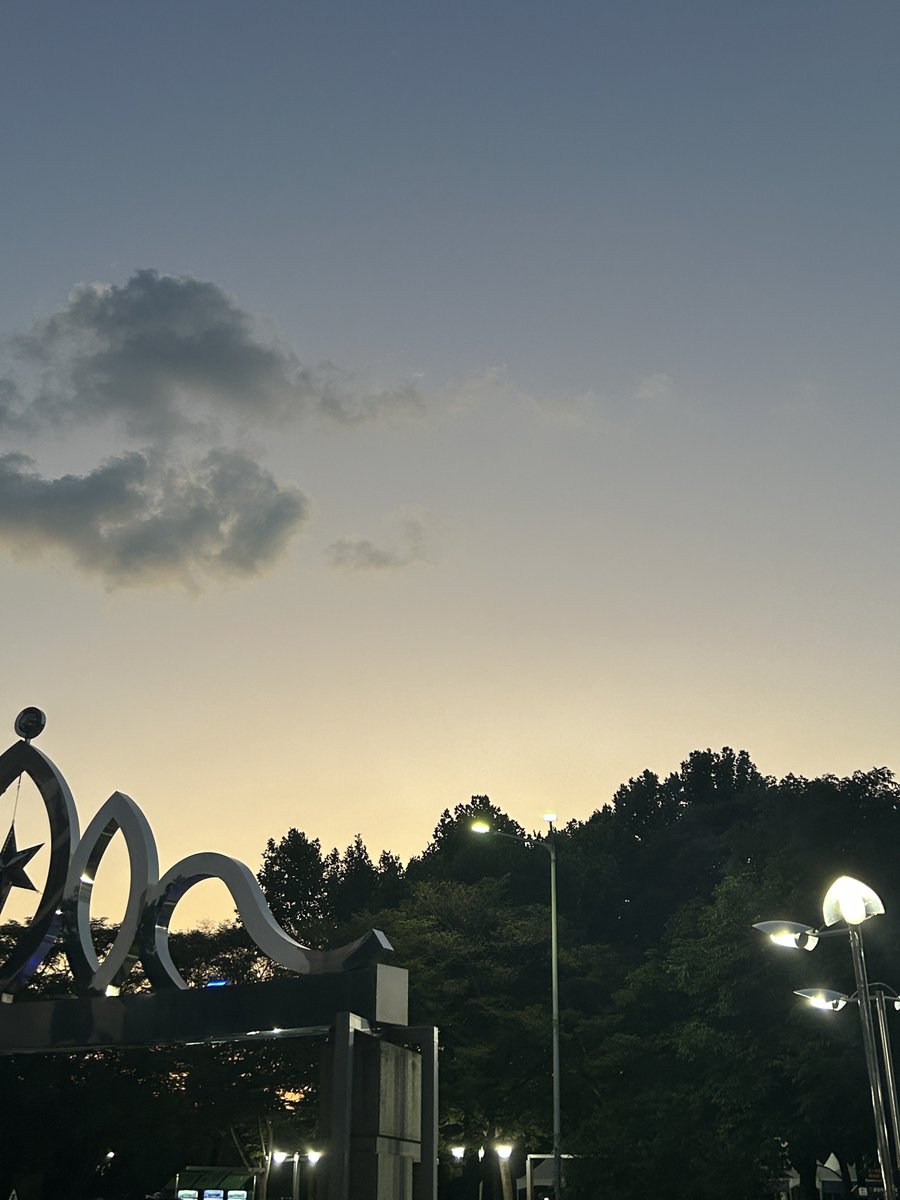 콘서트 끝나고 본 하늘이 너무 예뻤어...🥺