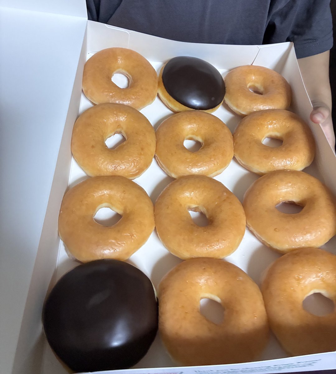 On1000Panda's tweet image. 昨日、昼に娘がミスドのドーナツ買って持ってきてくれた🍩
夕方、妹がクリスピークリームドーナツ大量に買ってきてくれた🍩
ドーナツ三昧😁💦
食べきれなかった分はとりあえず冷凍保存した…😅