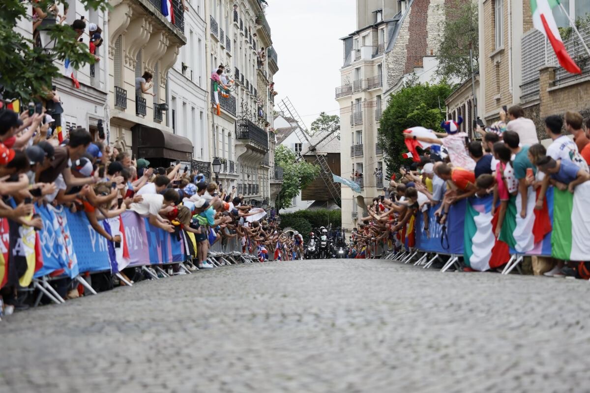 lequipe's tweet image. En cas de pluie, les temps potentiellement gelés au premier passage sur la ligne d'arrivée de l'ultime étape du Tour, avant Montmartre
➡️ l.lequipe.fr/bp5