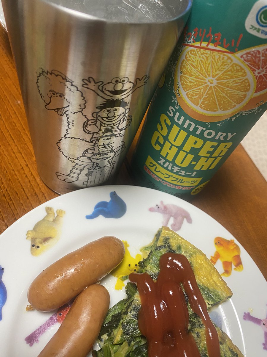 29_da2's tweet image. 退勤しながらアイスコーヒー飲みたくて寄っただけなのにファミマに行くとスパチューの口になるようになってしまった
フジロック中継見ながらご飯食べる
