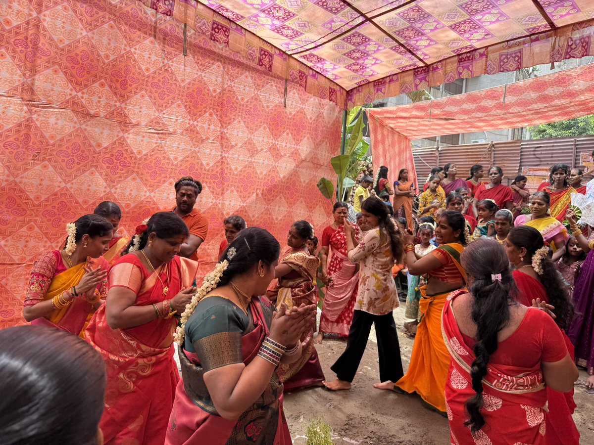 Shivani_AAP's tweet image. आज मुझे सुधार कैंप स्थित ओम शक्ति मंदिर में कलश पूजा में शामिल होने का सौभाग्य मिला।
सुधार कैंप की सभी महिलाओं द्वारा श्रद्धा से आयोजित यह पूजा बहुत खास रही।