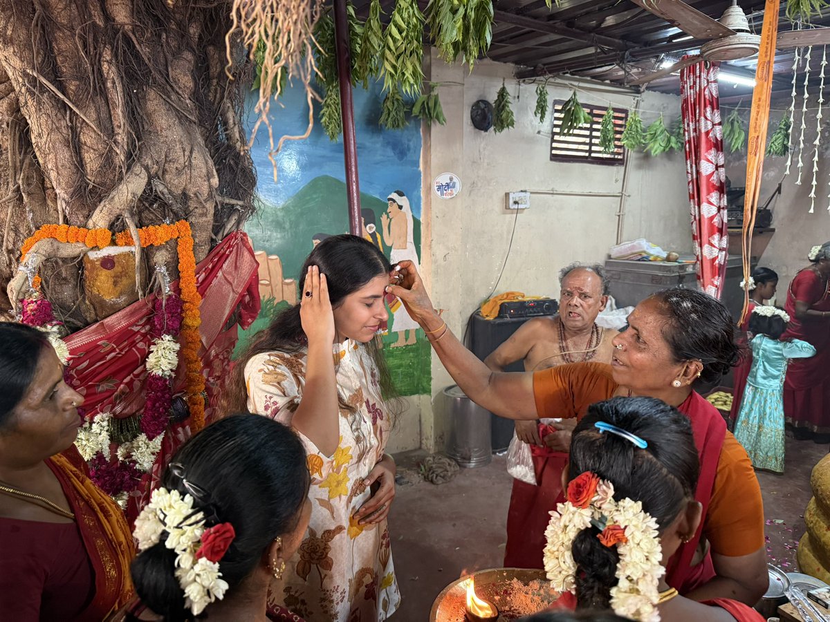 Shivani_AAP's tweet image. आज मुझे सुधार कैंप स्थित ओम शक्ति मंदिर में कलश पूजा में शामिल होने का सौभाग्य मिला।
सुधार कैंप की सभी महिलाओं द्वारा श्रद्धा से आयोजित यह पूजा बहुत खास रही।