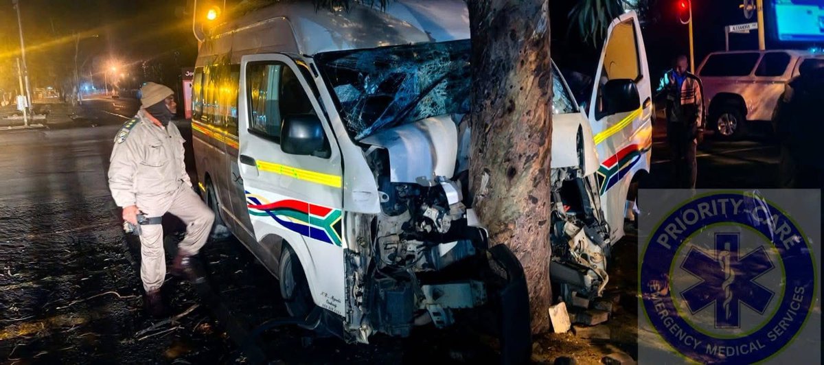 PrimeTimeNewsZA's tweet image. 16 Injuries in Bloemfontein Minibus Taxi Crash
A minibus taxi struck a tree on Raymand Mhlaba Street in the Navalsig area early Sunday morning, resulting in injuries to all 16 people inside.
Emergency responders from Priority-Care Ambulance Service arrived at the scene soon…