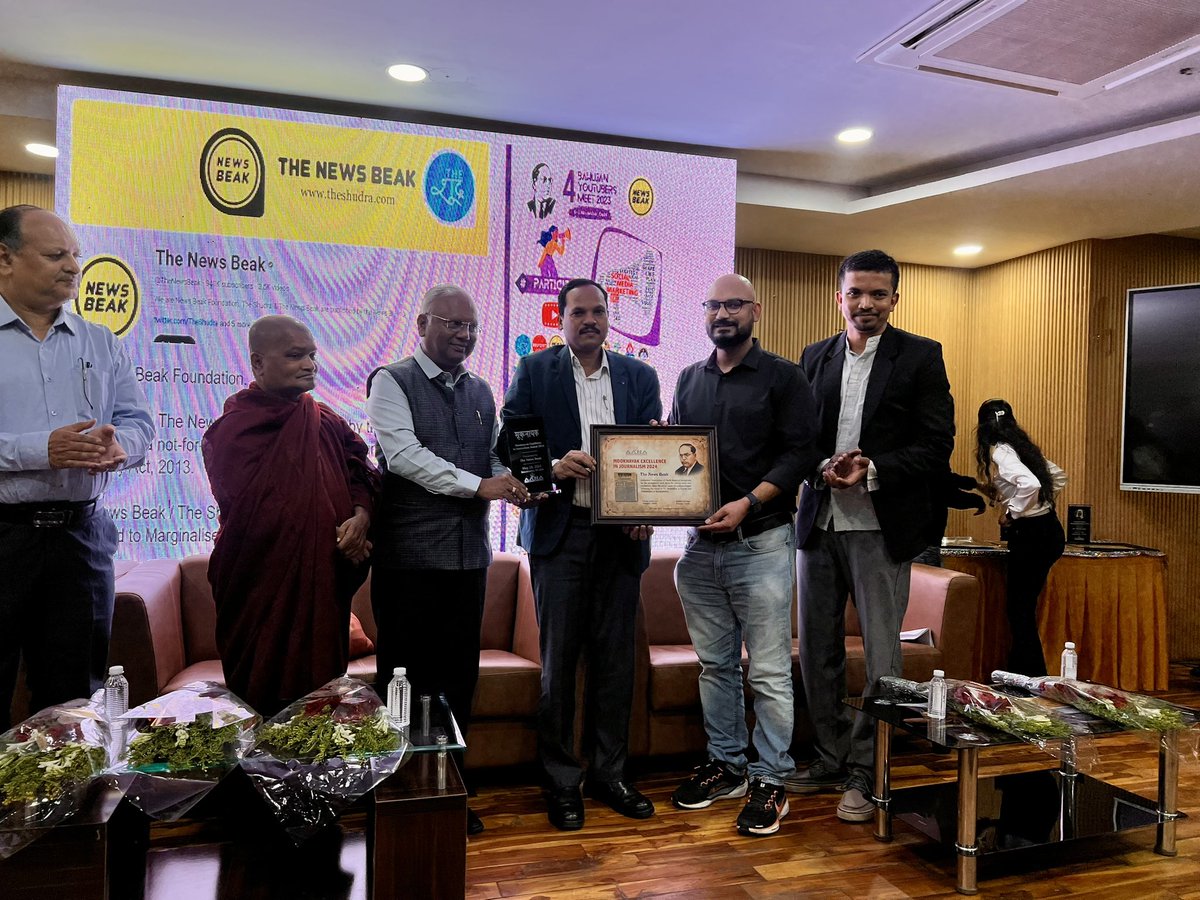 Sumitchauhaan's tweet image. दीक्षाभूमि नागपुर में अमेरिकन संस्था @aanausa की ओर से @TheNewsBeak को आंबेडकरवादी पत्रकारिता के लिए मूकनायक एक्सलेंसी इन जर्नलिज़्म’ से सम्मानित किया गया। 

हमारे पुरखों के रास्ते पर चलते हुए इस तरह से हमारे काम को सराहा जाना निश्चित तौर पर हमें प्रेरित करने वाला है। 

अन्य…