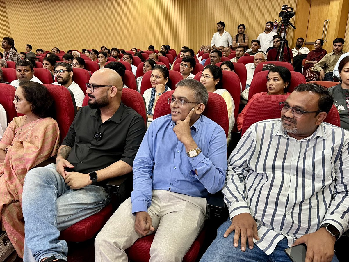 Sumitchauhaan's tweet image. दीक्षाभूमि नागपुर में अमेरिकन संस्था @aanausa की ओर से @TheNewsBeak को आंबेडकरवादी पत्रकारिता के लिए मूकनायक एक्सलेंसी इन जर्नलिज़्म’ से सम्मानित किया गया। 

हमारे पुरखों के रास्ते पर चलते हुए इस तरह से हमारे काम को सराहा जाना निश्चित तौर पर हमें प्रेरित करने वाला है। 

अन्य…