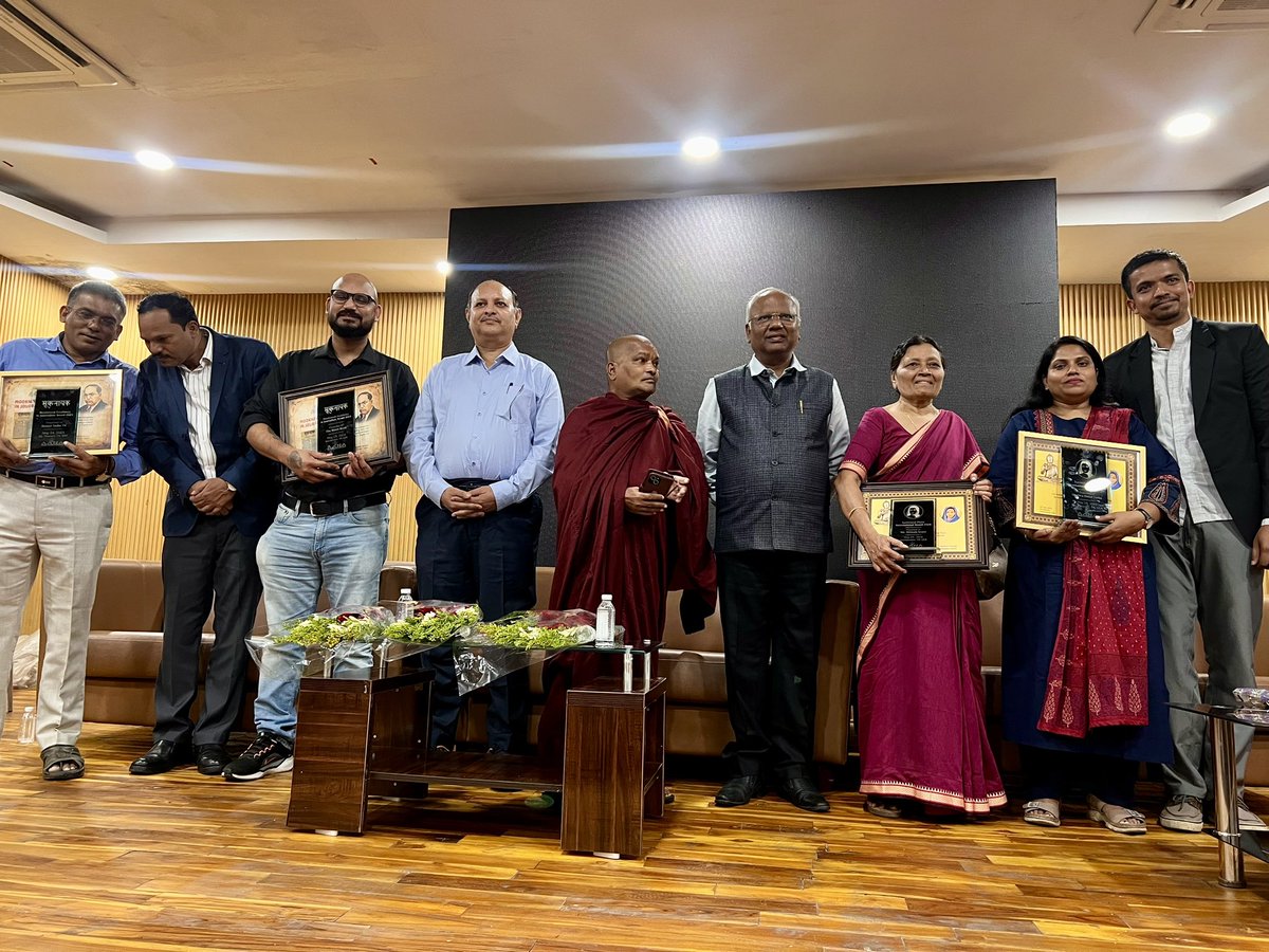 Sumitchauhaan's tweet image. दीक्षाभूमि नागपुर में अमेरिकन संस्था @aanausa की ओर से @TheNewsBeak को आंबेडकरवादी पत्रकारिता के लिए मूकनायक एक्सलेंसी इन जर्नलिज़्म’ से सम्मानित किया गया। 

हमारे पुरखों के रास्ते पर चलते हुए इस तरह से हमारे काम को सराहा जाना निश्चित तौर पर हमें प्रेरित करने वाला है। 

अन्य…