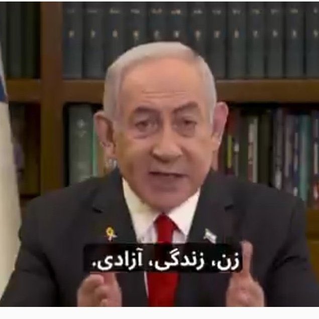 KouroshJammmmm's tweet image. «مشروطه همان سنگر تازیِ زمان است
کآن مار پرورده به آستین نهان است
دکانِ دو نبشی ست که چاپیده ز پرچم
تاج از سر خورشید،که ایران نشان است»

(کوروش جَم)