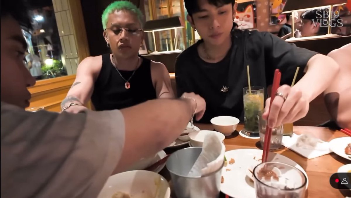 fjsdvmps's tweet image. family dinner 😭😭😭😂😂😂😂