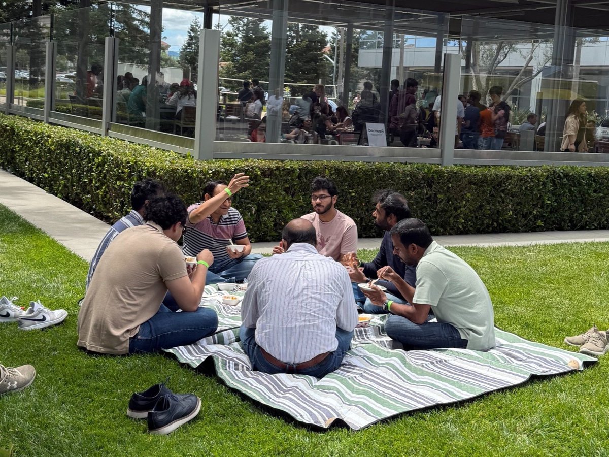 Cohesity's tweet image. Lunch break or food fest? 🎪🌮☀️
This month’s Connect Clubhouse at HQ brought the flavor and the fun, food trucks rollin’ in, sunshine beaming, and vibes at an all-time high! 💃🕺💚
Proof that workdays can totally feel like recess (but with better snacks). 😎
#LifeAtCohesity…