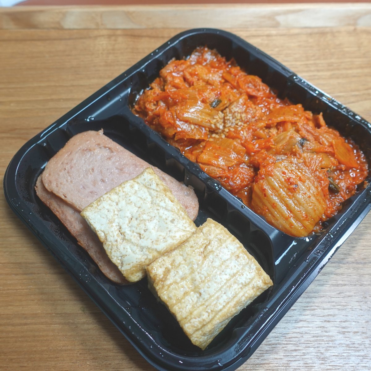 totheno1's tweet image. GS25 햄구이 두부김치제육(4,900원)
매콤하게 볶아진 제육김치볶음과 햄&두부 조합이 말할 것도 없는 술안주메뉴.늦은 저녁 안주 만들 기력도 없을때 추천(내가 지금 그럼
blog.naver.com/totheno1/22394…