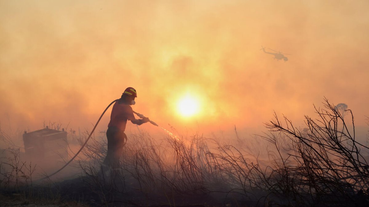 RFI_Es's tweet image. Grecia libra una &quot;batalla titánica&quot; contra los incendios rfi.my/BsPL.x