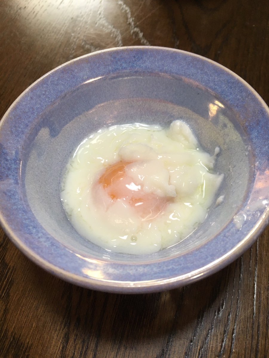 簡単温泉卵の作り方♨

①卵がつかるほどの水を鍋に入れ、沸騰させる。

②火を消して卵をオタマに乗せて鍋に入れる。

③鍋にフタをしないで13～15分待つ。

④取り出して氷水でよく冷やし余熱を取る。

また、温泉卵は殻に白身が残っていることがありますが、10回振ってから割ると綺麗に取れます🥚