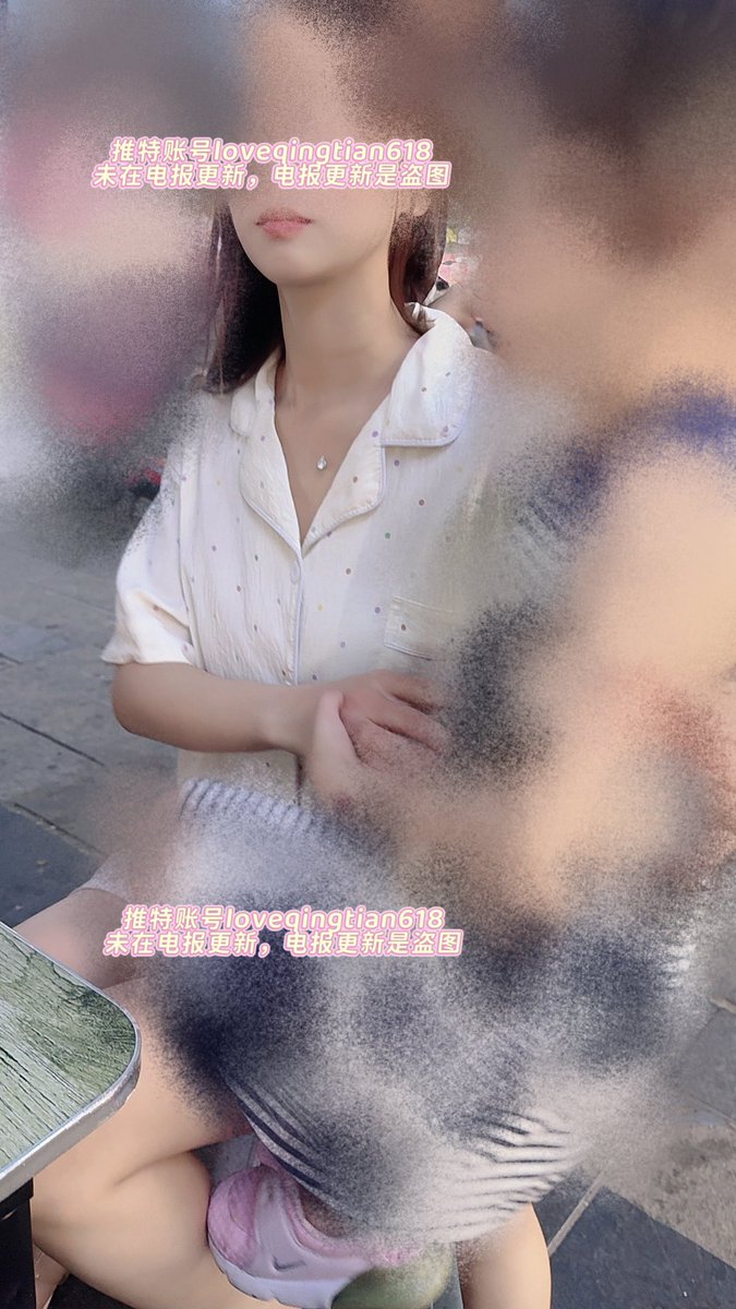 7月27号晚上好兄弟们，今晚没做饭，在外面小吃摊吃的
看来看去还是大姐的日常打扮过瘾，裙子很短，还没有穿安全裤，老婆就是一身居家睡衣就出门了
大姐的胳膊上是孩子给贴的什么防蚊贴，贴了好多😂，然后就是这两天没什么特别的事情，一切都挺正常的，和兄弟们汇报一下 https://t.co/IcS59afg49