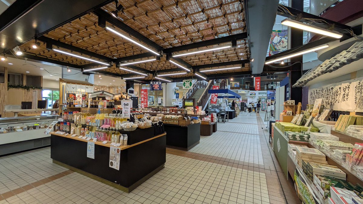 1007yu's tweet image. 道の駅 新潟ふるさと村のバザール館は野菜・魚・お土産が充実してて見るの楽しかった。お土産にバスセンターのカレーとか色々買ったった。お惣菜にのどぐろのフライとか南蛮漬けあるのが珍しい。フライは美味かった。