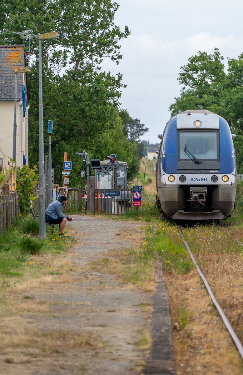 ADCBrest's tweet image. Demat Twitt'X, on se retrouve aujourd'hui au départ de #Auray sur les @TERBreizhGo Tire Bouchon :
854559 16h14 Auray-Quiberon 16h57
856652 17h52 Quiberon-Auray 18h40
854577 18h57 Auray-Quiberon 19h46
854578 19h59 Quiberon-Auray 20h42
Bonne fin de weekend et bon voyage 🙂