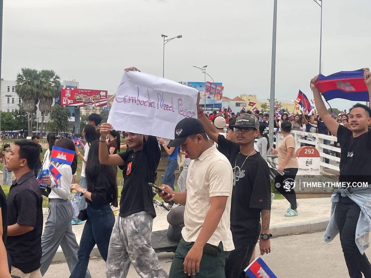 pheaktraneth's tweet image. Thousands of Cambodian citizens in Battambang Province marched to demand #peace in response to the armed conflict caused by Thailand’s invasion of Cambodian territory on July 27.