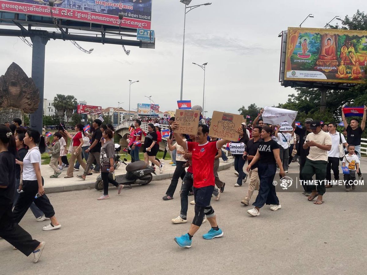 pheaktraneth's tweet image. Thousands of Cambodian citizens in Battambang Province marched to demand #peace in response to the armed conflict caused by Thailand’s invasion of Cambodian territory on July 27.
