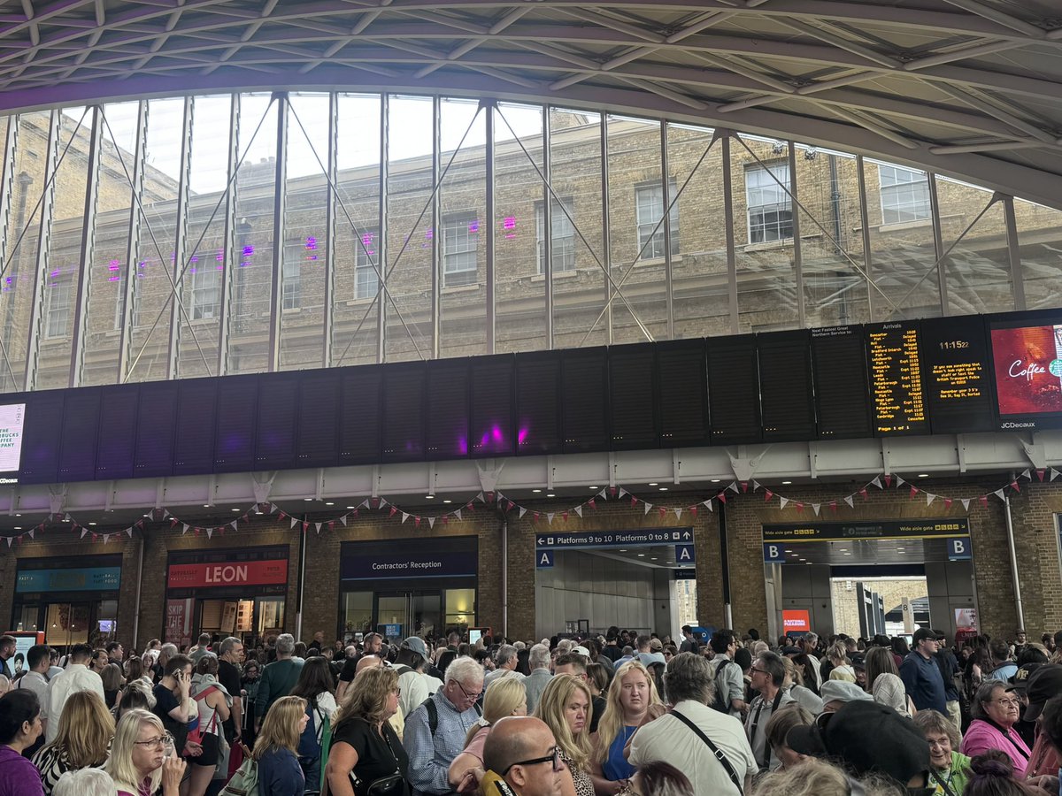 London Kings Cross closed due to over running engineering works between London and Stevenage - no trains running north on <a href="/LNER/">London North Eastern Railway</a> #LNERUpdate